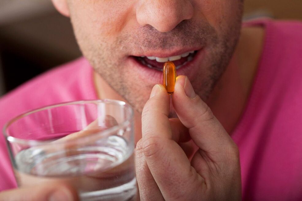 muž užíva vitamíny na zlepšenie fungovania nervového systému
